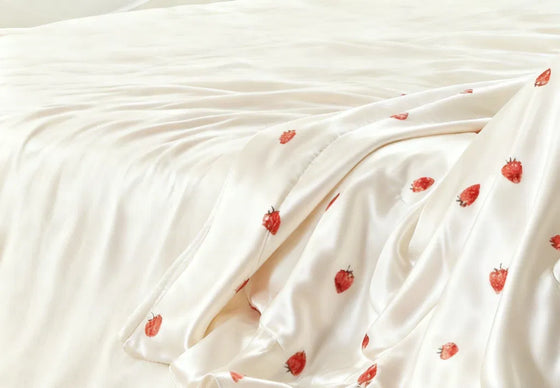 Strawberry silk blanket